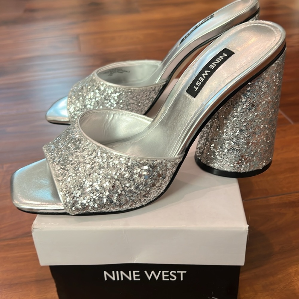 New Nine West Silver Glitter Slide Heel, Size 6, New in Box!